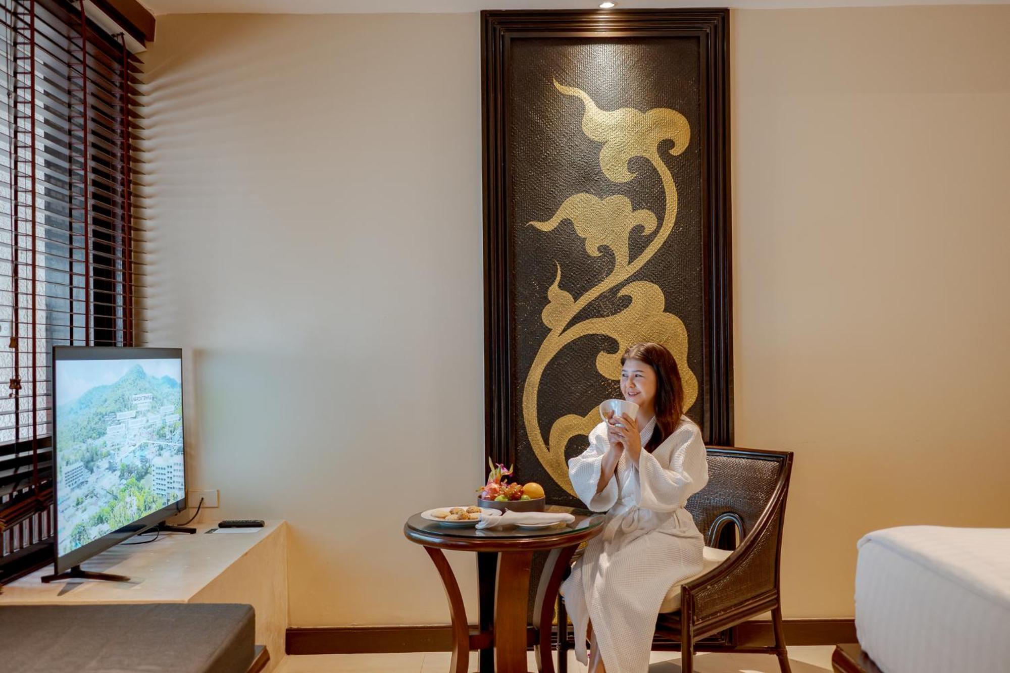सहारा Paradox Phuket Karon